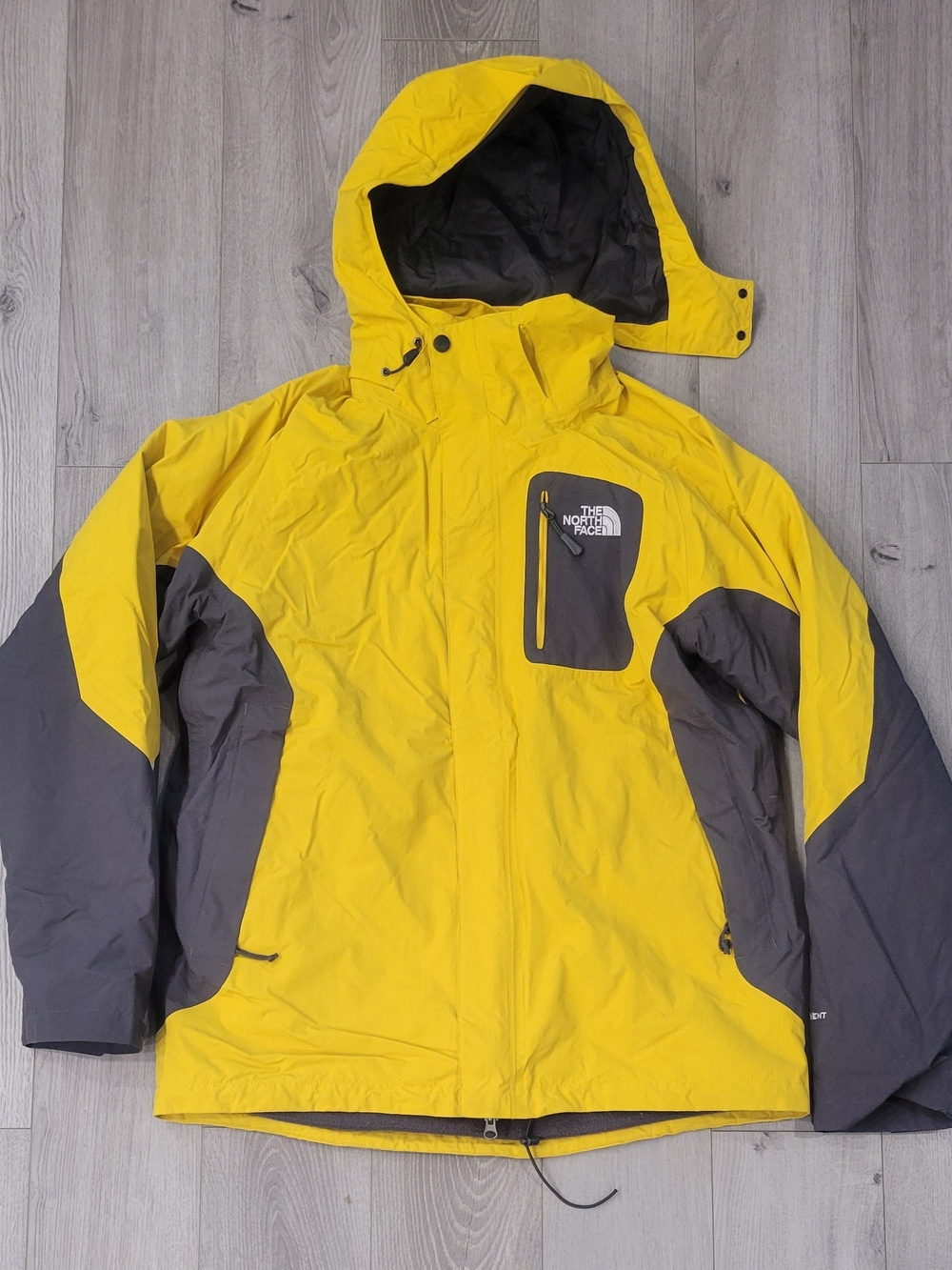 The North Face Men’s Yellow and Gray 3 In 1 Jacket. Detachable Inner Fleece,hood